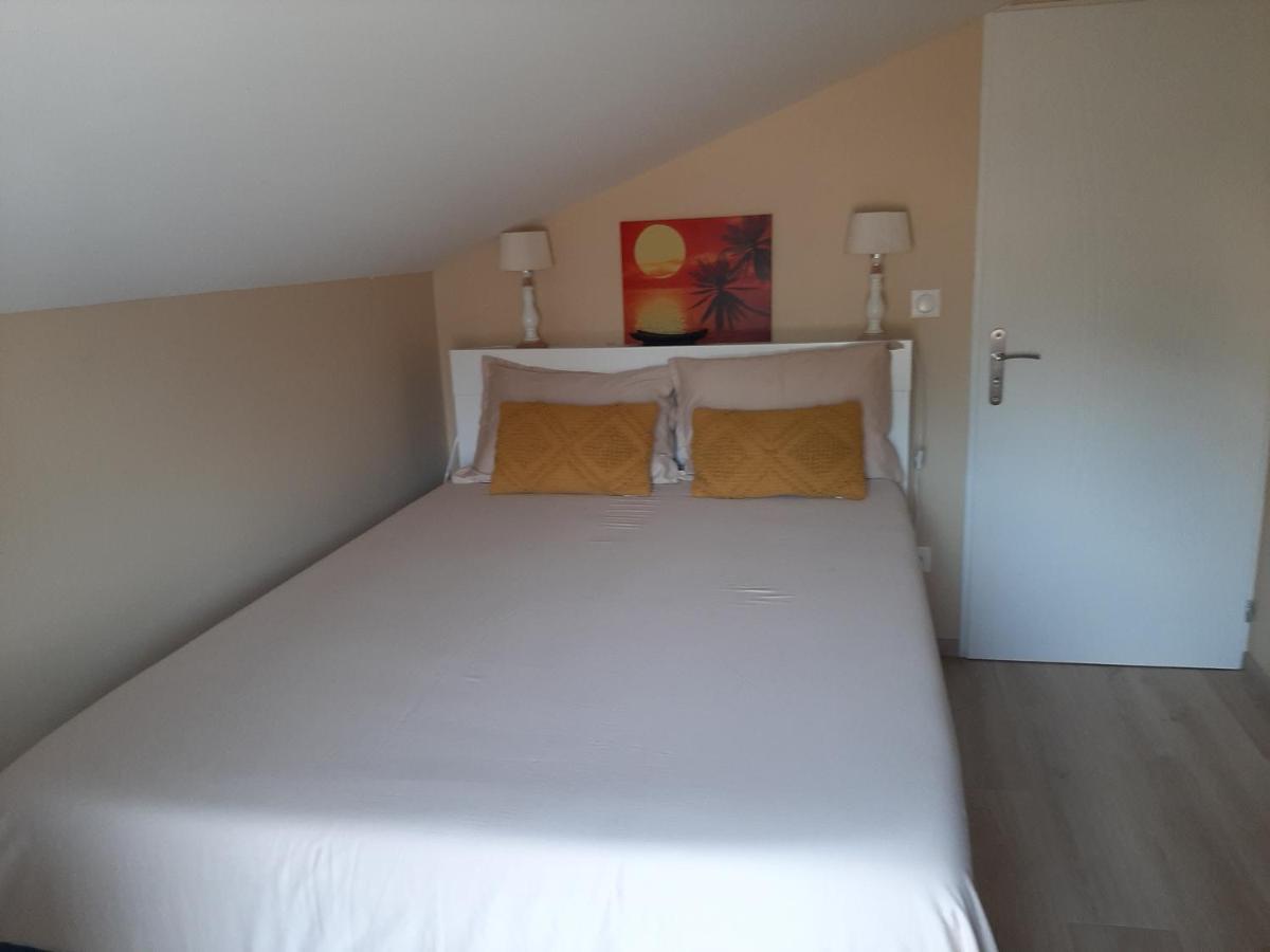 Logement Confortable Dans Residence Privee A Amplepuis Exterior foto